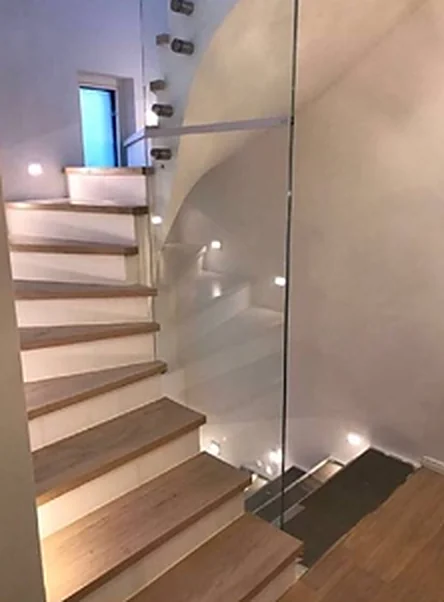 Treppenlauf mit integrierter Stufenbeleuchtung und Glasbrüstung