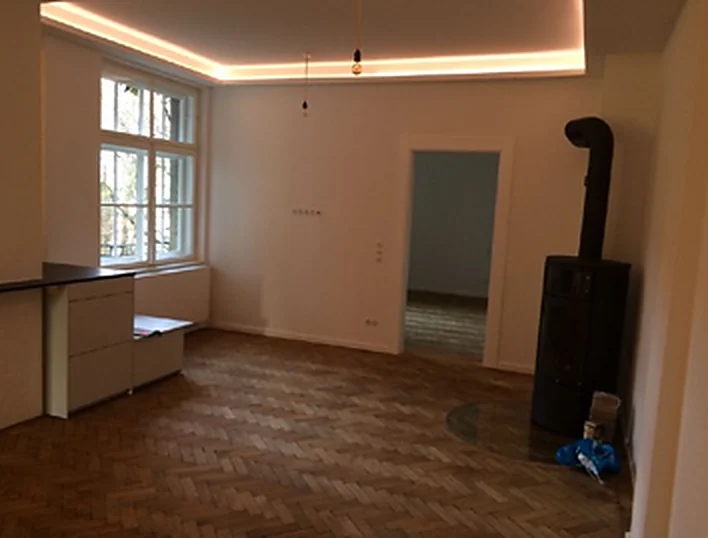 Leerer Raum mit neuen Anschlüssen und vorbereiteten Wandflächen