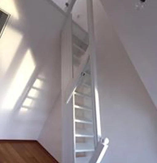 Treppenauge im Ausbau mit Lichtführung über zwei Geschosse